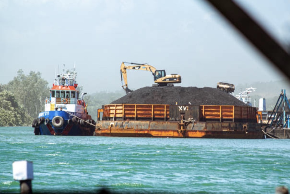 Indonesia sẽ siết chặt xuất khẩu than đá và dầu cọ